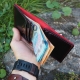 Lietuviška minimalistinė odinė piniginė P15K6V3 su Vyčiu, Raudona Juodas vidus