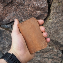 Lietuviška minimalistinė odinė kortelių piniginė K2 Ruda