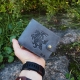 Lietuviška vyriška odinė piniginė su Vyčiu P13K4DS2 Popierinių kupiūrų skyrius užsegamas užtrauktuku, Dėžutės tipo centinė