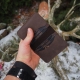 10,5 x 7,5 cm Lietuviška minimalistinė odinė piniginė su Vyčiu P20K4 Tamsiai ruda