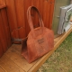 28 x 45 x 20 cm Odinis krepšys malkoms su Vyčiu kubilui, pirčiai, židiniui, saunai- Odinis malkų krepšys su Vyčiu