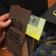 Lietuviška odinė piniginė su Vyčiu P13K10DV1S3 su užtrauktuku, su Vyčiu, Tamsiai ruda