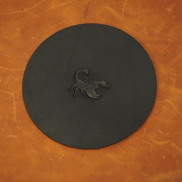10 cm Skorpionas, Juodas natūralios vaškuotos crazy horse odos apvalus kavos padėkliukas su skorpionu
