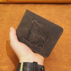 1-3 d.d. išsiunčiama po patvirtinto apmokėjimo - 10 x 13 cm Lietuviška vyriška odinė piniginė Žvejams P13K7L1D