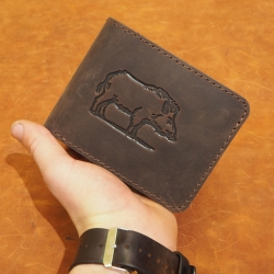 1-3 d.d. išsiunčiama po patvirtinto apmokėjimo - 10 x 13 cm Lietuviška vyriška odinė piniginė Medžiotojui P13K7L1D