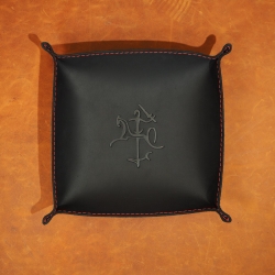 17 x 17 cm Odos Guru Lietuviškas odinis padėkliukas raktams su Vyčio įspaudu apsiūtas raudonais siūlais