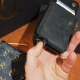 10 x 7,5 cm Odos Guru Dvigubas Modernus Lietuviškas iššokančių kortelių odinis dėklas piniginė su RFID apsauga su Vyčiu IK2v2
