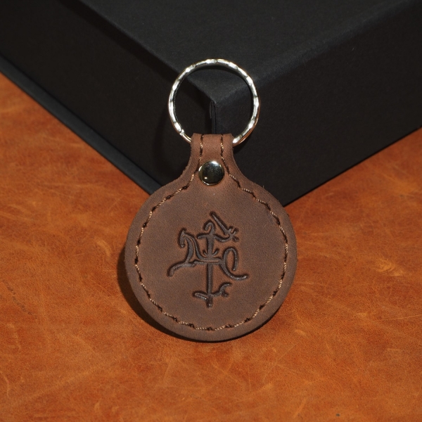 4,5 x 4,5 cm Odos Guru dvipusis apsiūtas odinis raktų pakabukas su Vyčiu, su žieduku OP5 Pakabukas su Vyčiu