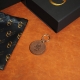 4,5 x 4,5 cm Odos Guru dvipusis apsiūtas odinis raktų pakabukas su Vyčiu, su žieduku OP5 Pakabukas su Vyčiu