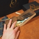 10 x 13 cm Odos Guru Lietuviška rankų darbo vyriška odinė piniginė su Vyčiu P13K4D