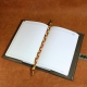 30 cm Pintas odinis rankų darbo knygos skirtukas trispalvė- Odos Guru Pintas rankų darbo knygos skirtukas trispalvė OKS3